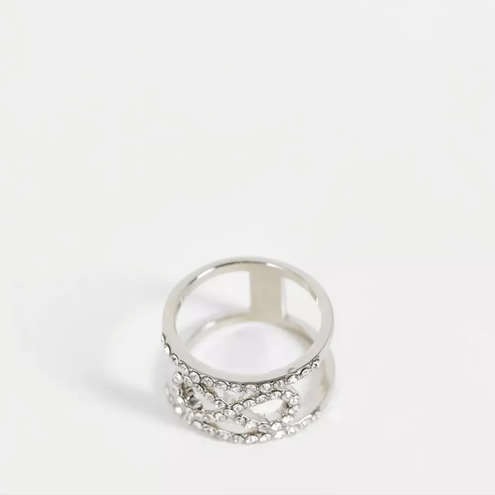 🆑️ TRUE DECADENCE | Bow Detail Ring sz 6.5